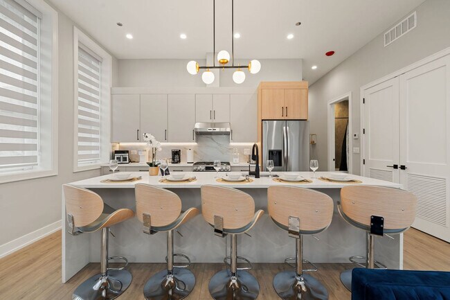 Building Photo - 801 S Western Ave