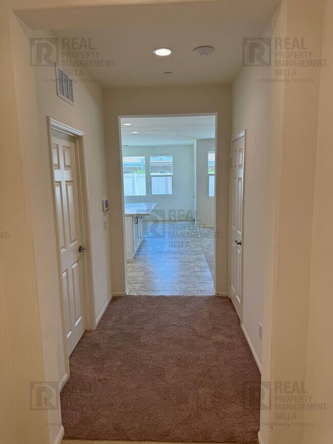 Building Photo - Single-Story Comfort & Style in Prime Heme...