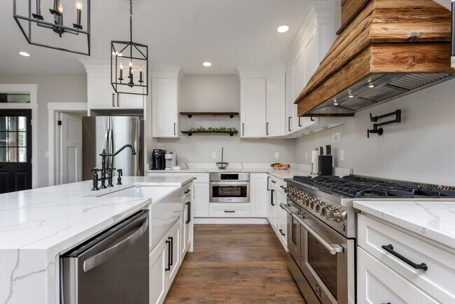 Building Photo - 608 N Front St