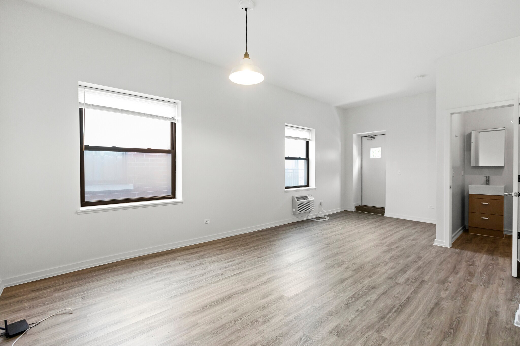 Building Photo - 1136 W Wilson Ave