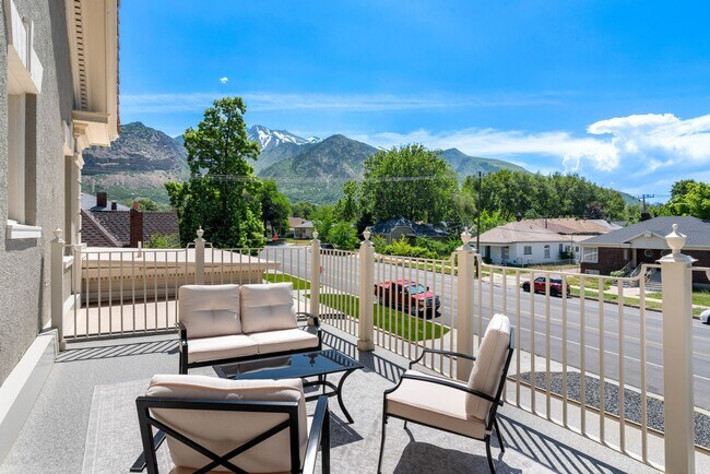 Building Photo - All-Utilities-Included Studio in Historic Bristol Manor | Pet Friendly