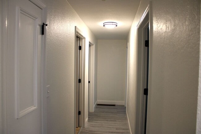 Building Photo - Spacious 4 Bedrooms and 2.5 bath FULLY REN...
