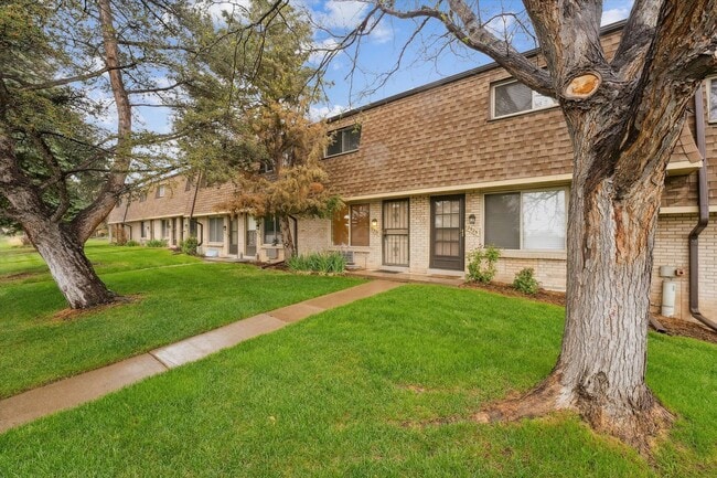 Building Photo - Adorable and Spacious Golden Townhome