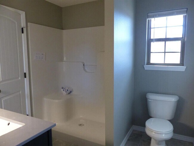 Building Photo - 3 Bedroom Ozark Home Available! Great Neighborhood!