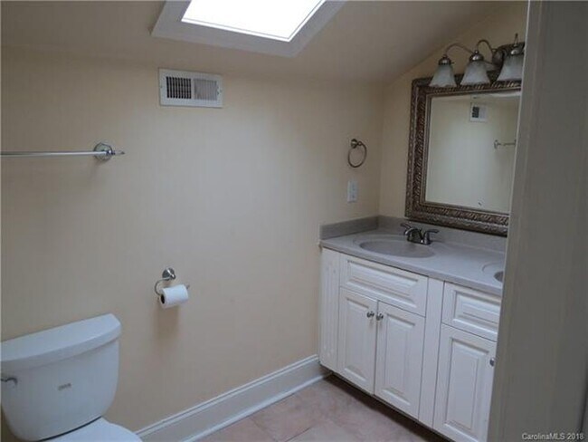 Building Photo - 123 7th St