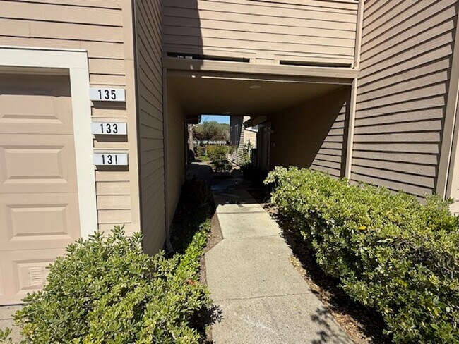 Building Photo - 2-Bedroom, 2-Bathroom Ground Level Condo in Hercules