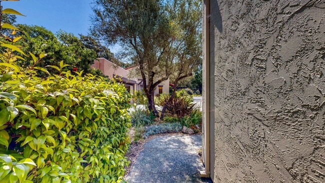 Building Photo - Bright and Beautiful 2 Bedroom 2 Full Bath...