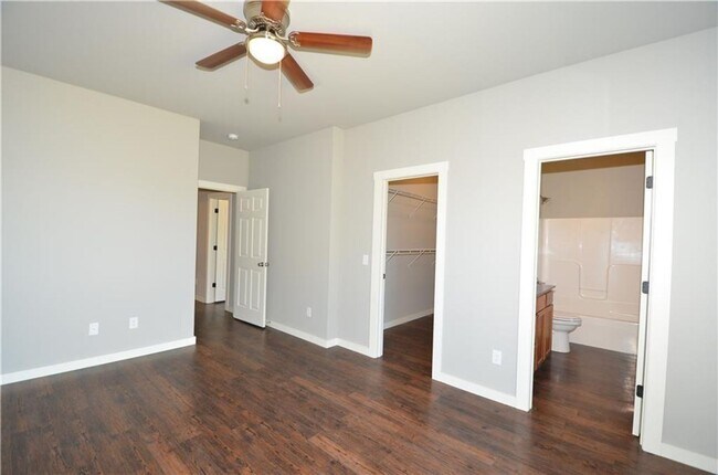 Building Photo - 3 Bedroom 2 Bath Duplex Centerton