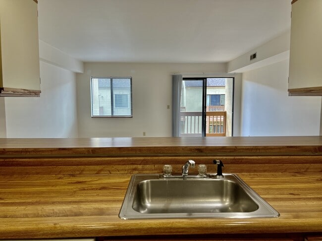 Building Photo - 1002 Linden Ave