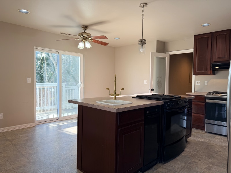 Building Photo - 12 Lake Louise Dr SW