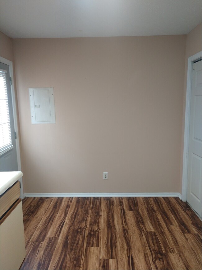 Building Photo - 1819 Summerhaven Ave