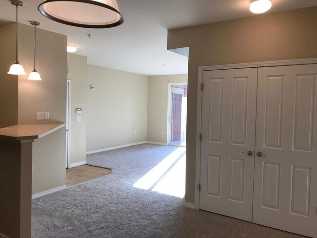 Building Photo - Beautiful 2 Bed, 2 Bath Condo in Great Location!