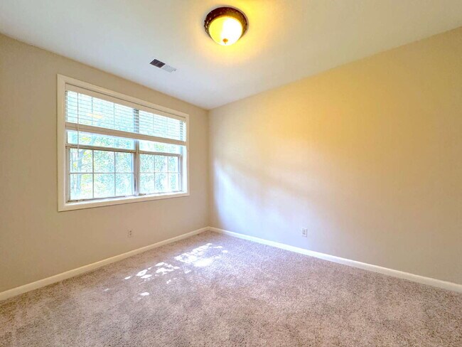 Building Photo - Welcome to this well-maintained top-floor condominium