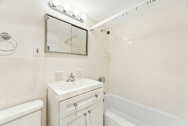 Building Photo - 6 Whittier Pl