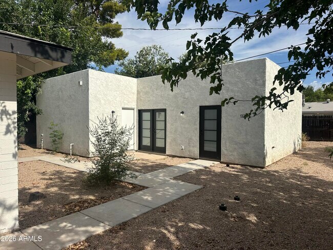 Building Photo - 1324 E Hall St