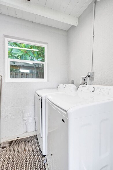 Building Photo - 1587 NE 30th St