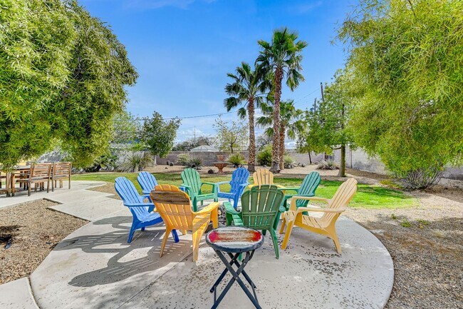 Building Photo - Stunning Vintage Vegas Pool Home on almost...