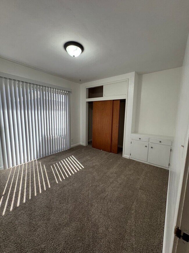 Building Photo - Charming Home Rent Ready !