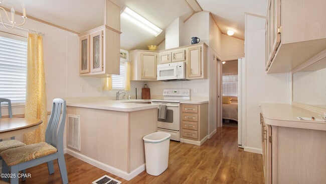 Building Photo - 1219 Thomas Dr