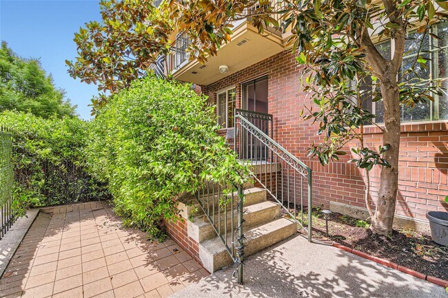 Building Photo - Available August 1st >> Stunning 1BR/1BA C...