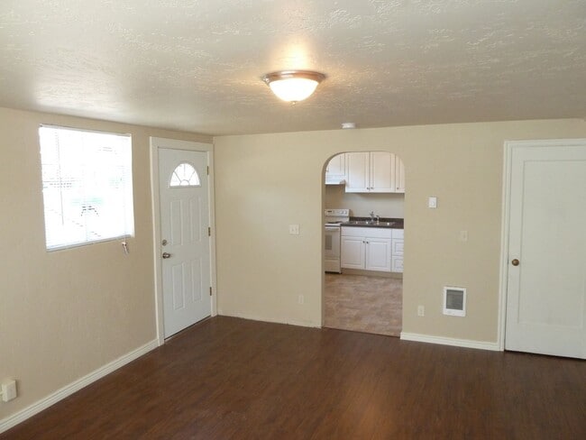 Building Photo - Super Cute Studio - Downtown Boise- Pet Fr...
