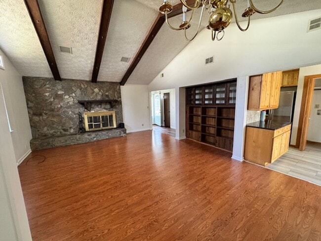 Building Photo - 105 N Lake Dr