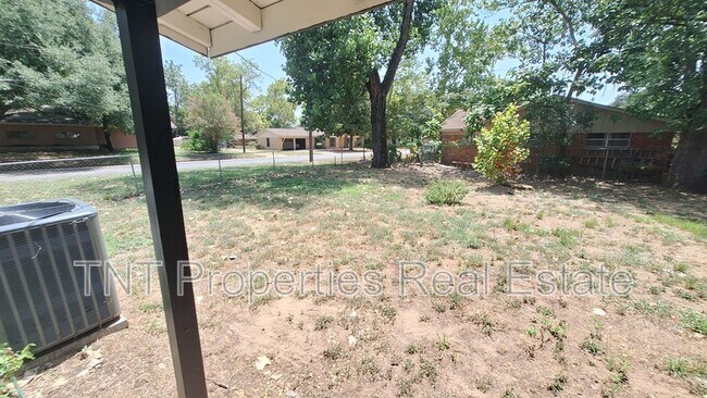Building Photo - 1618 Willow Dr
