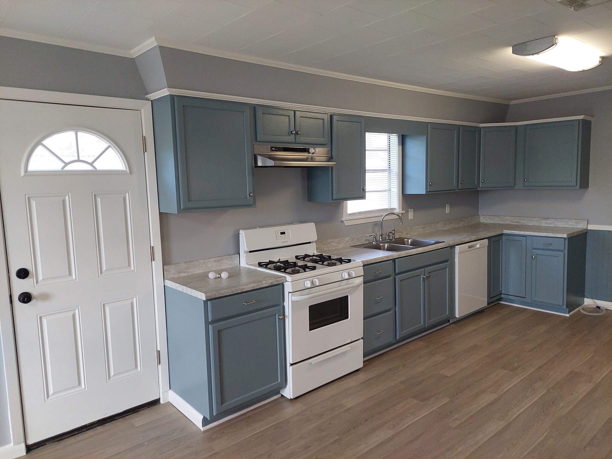 Kitchen - 143 Dandurand Rd