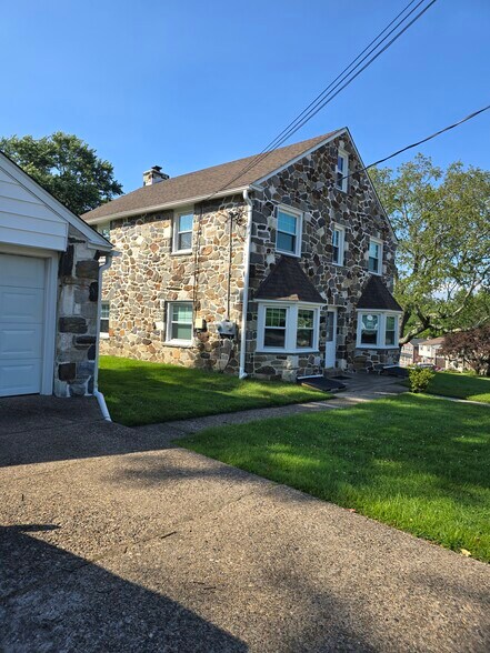 Building Photo - 160 Morton Ave