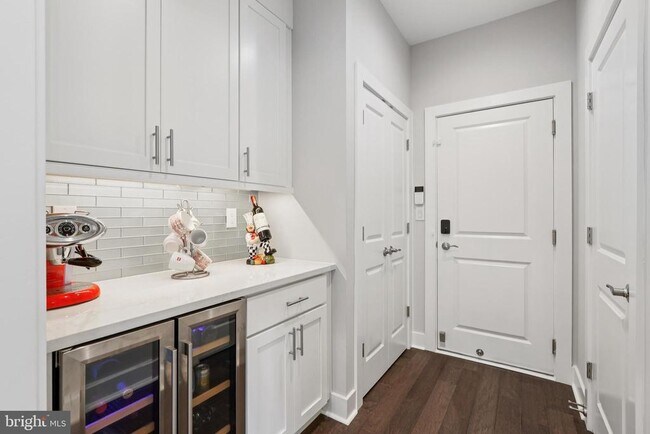 Building Photo - 45 Riverwalk