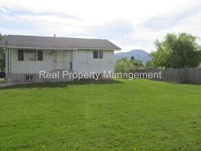 Building Photo - A 4 Bed, 2 Bath House, Available in Novemb...