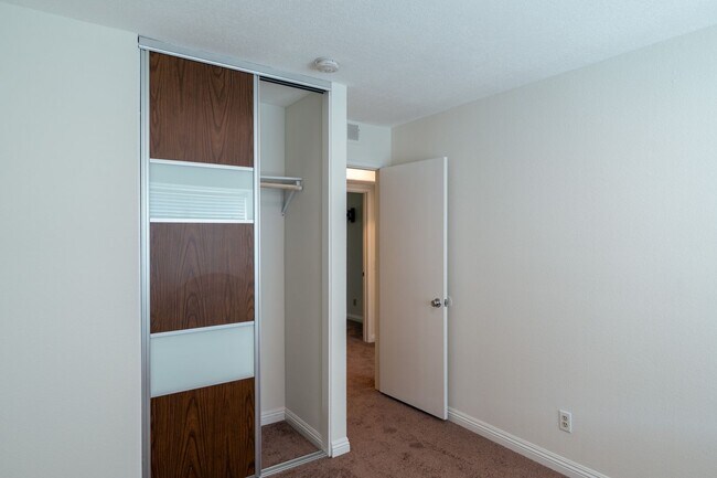 Building Photo - 2600 Huntington Dr