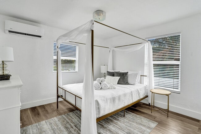 Building Photo - 311 SE 3rd Ave