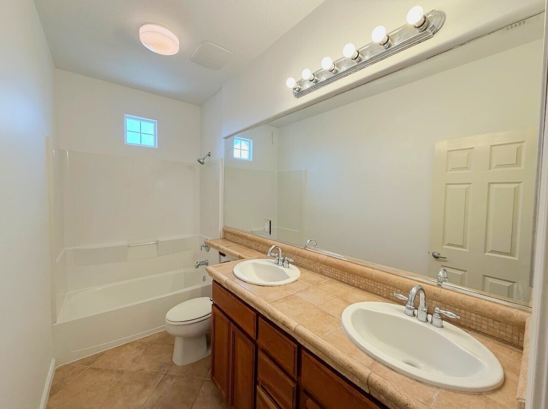 Building Photo - 4290 Lasalle Dr