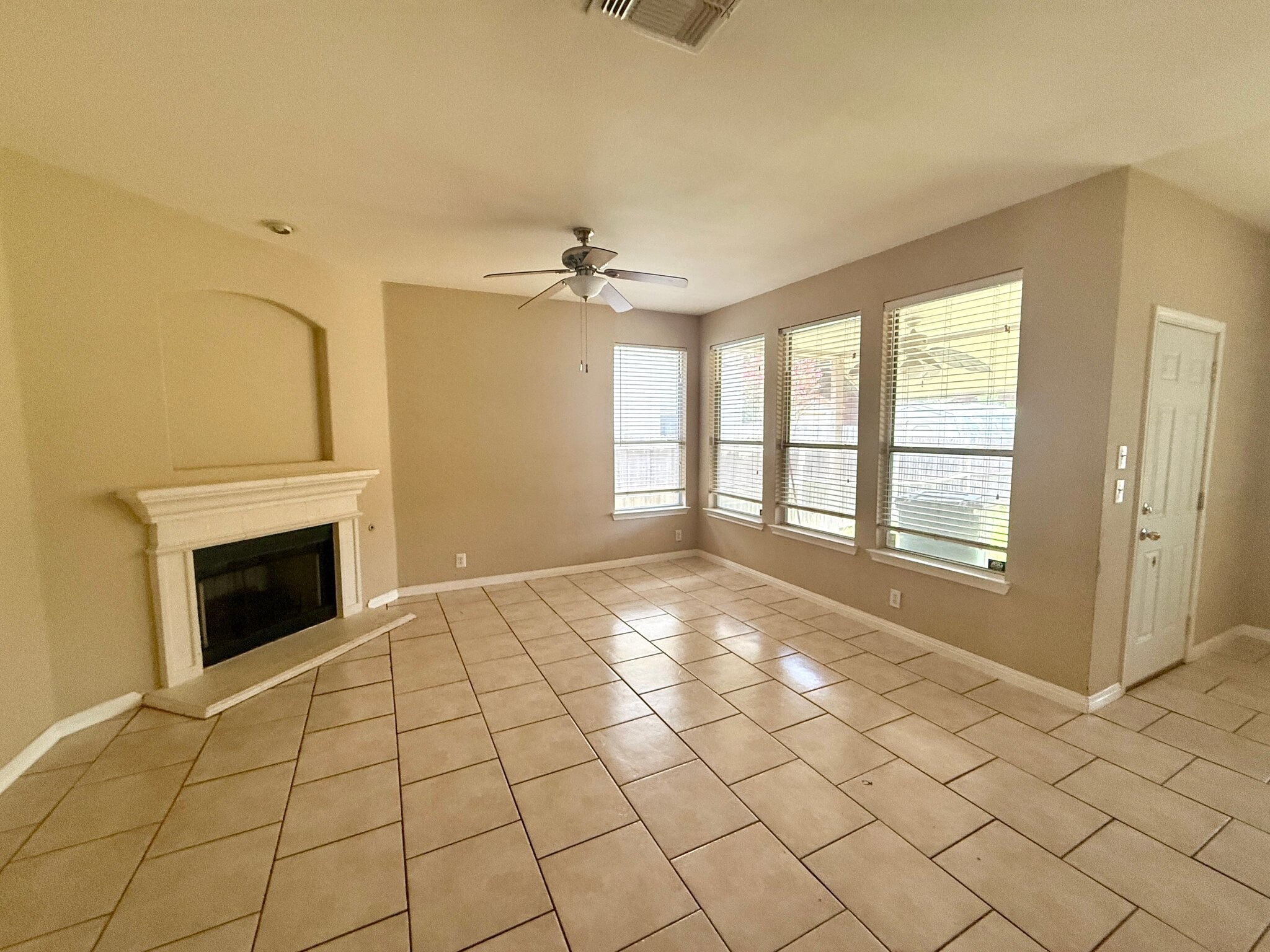 Building Photo - 4115 Dunn Oak Dr