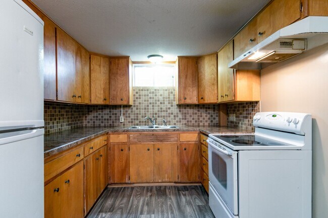 Building Photo - #6 Bedroom House with Awesome Yard Plus Ga...