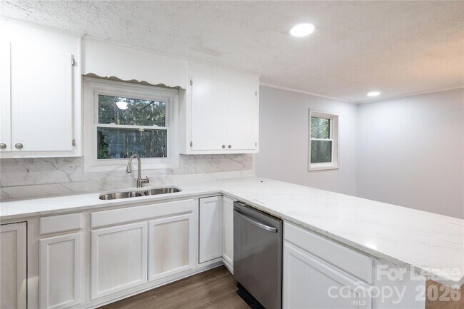 Building Photo - 420 Eastover Ave
