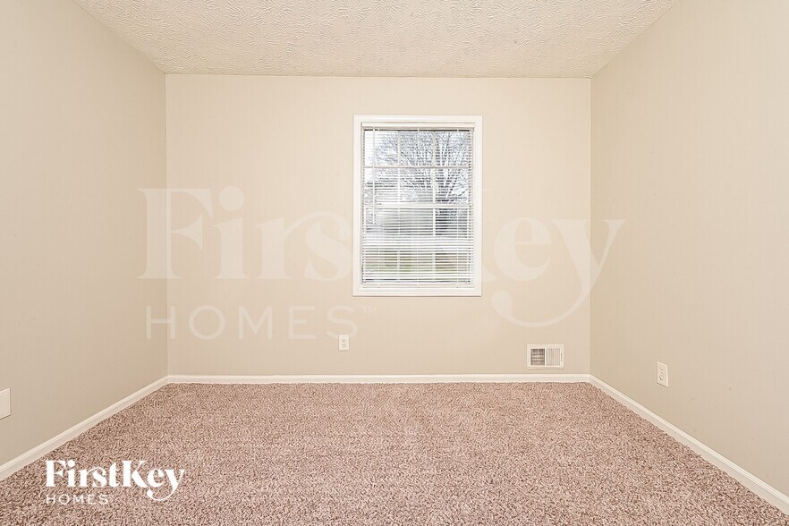 Building Photo - 3327 Creekwood Dr