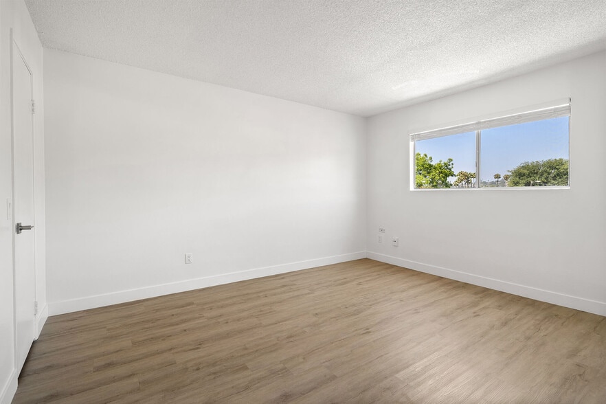 Building Photo - Valle at 9061 Kenwood