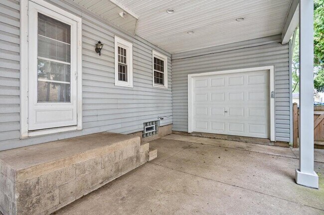 Building Photo - 5160 N Kent Ave