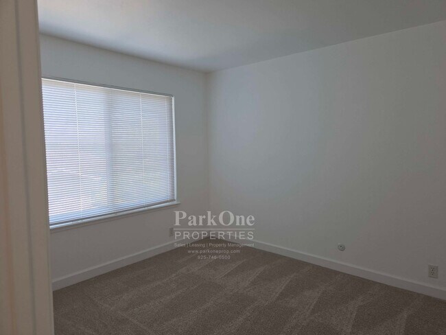 Building Photo - Spacious and Updated Heather Farms Townhome for Lease