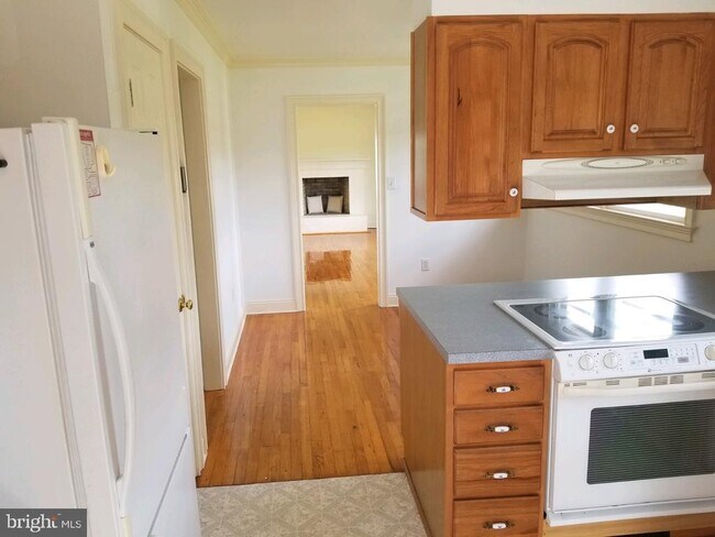 Building Photo - 219 E Chew Ave