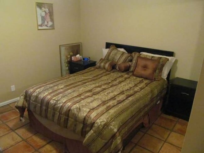 Building Photo - OPEN HOUSE - INQUIRE.    LUXURY 2 BEDROOM ...