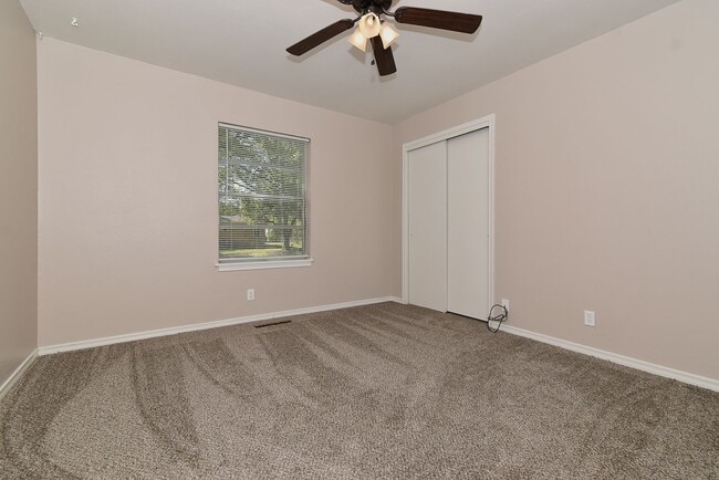 Building Photo - 1304 Skyline Dr