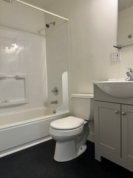 Building Photo - 5431 NE 16th Ave