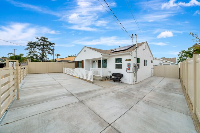 Building Photo - 10951 Whitegate Ave