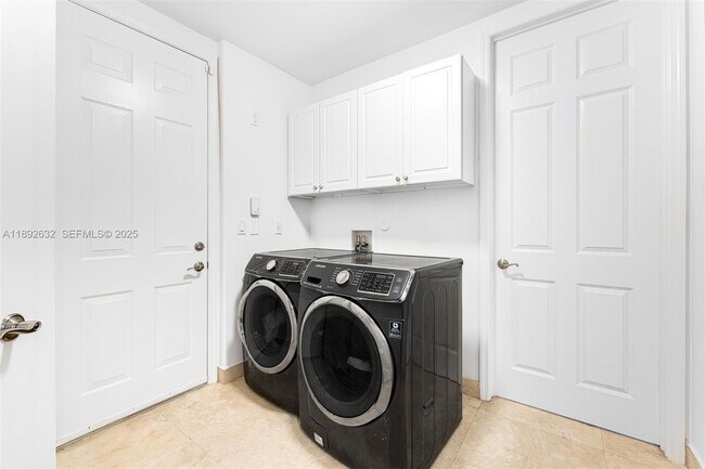 Building Photo - 2143 N Bay Rd