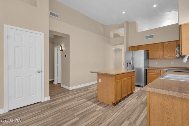 Building Photo - 3261 W Ross Dr