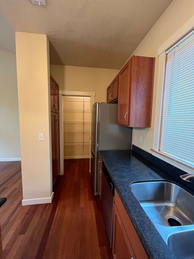 Building Photo - 3-Bedroom Condo in Cal Young