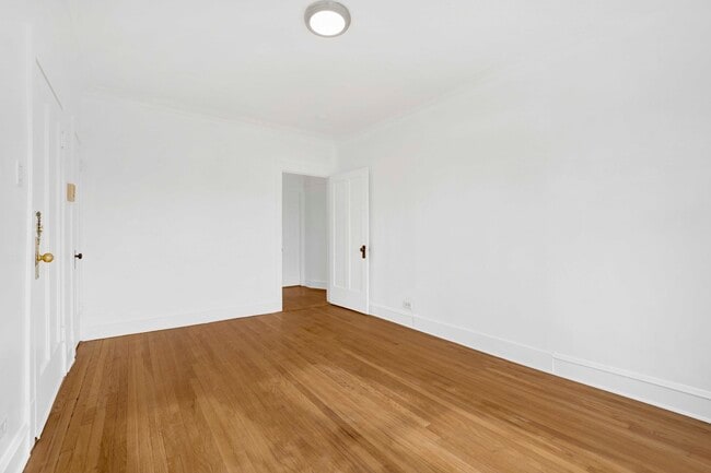 Building Photo - 4742 W Roscoe St